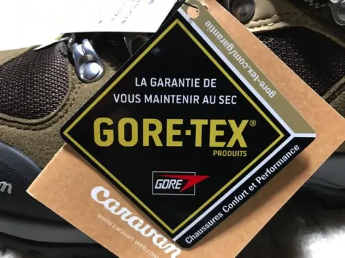 キャラバンの登山靴C1-02Sに付属していたGORE-TEXの下げ札を接写した写真