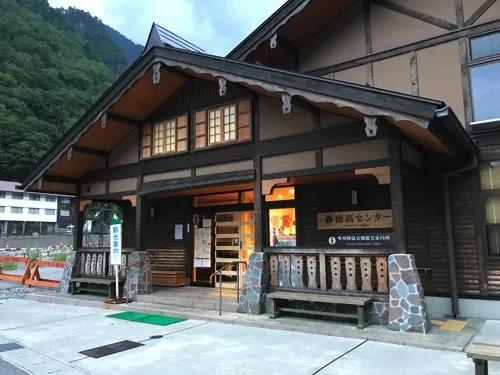 早朝の新穂高センターの外観。登山届を提出できる新穂高ルートの出発地点