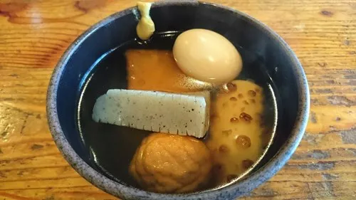 槍ヶ岳山荘の食堂で提供されたおでん。卵やこんにゃく、巾着が入っている