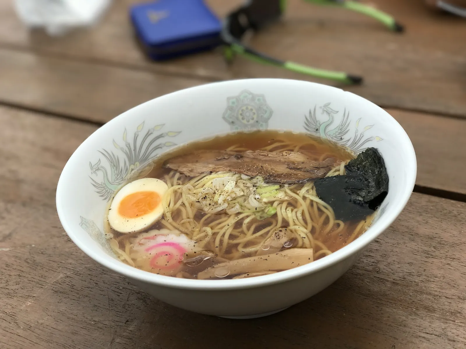 涸沢ヒュッテで提供されているラーメン。味玉・なると・メンマ・海苔がのっている