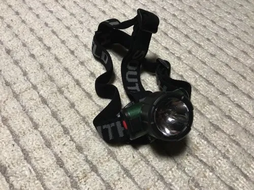 富士登山で実際に使用したヘッドライト本体を自宅で撮影した写真