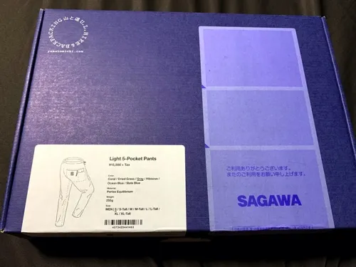 山と道Light 5-Pocket Pantsの配送箱に貼られた製品ラベル。Pertex Equilibrium素材とサイズ展開の表記が見える