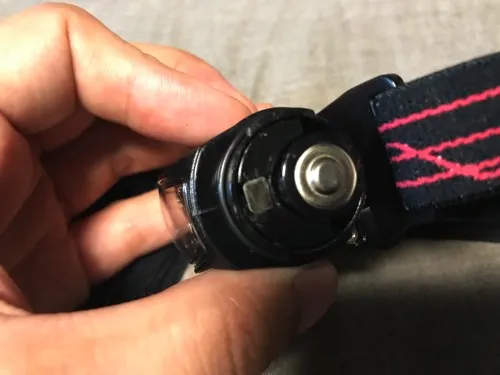 ジェントスのヘッドライトCP-095Dの電池カバーを開けて、単3電池の入る部分を見せている様子