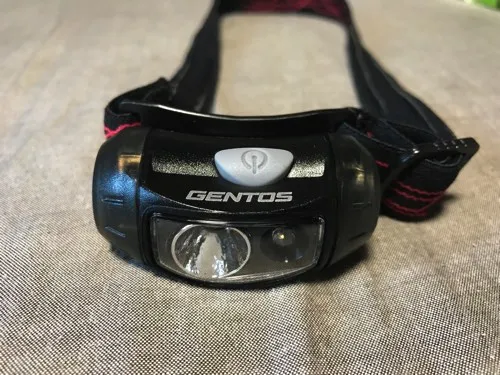 赤と黒のヘッドバンドが付いたジェントスのヘッドライトCP-095Dの本体正面